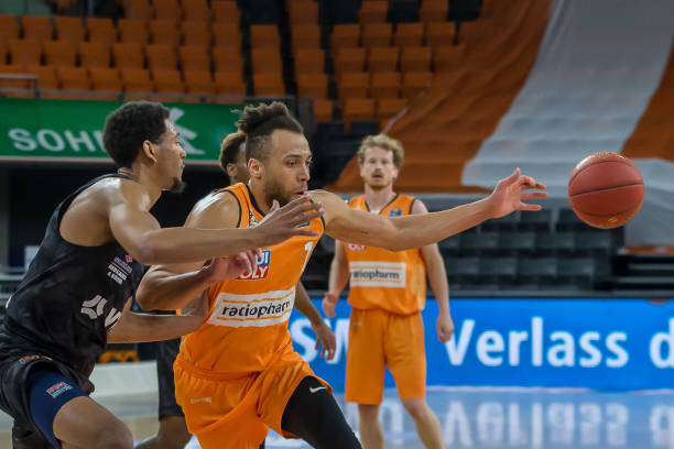 更展现出他 更展现出他